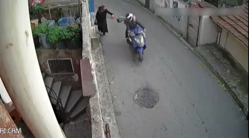 İstanbul’da yaşlı kadına kapkaç kamerada: Kadınları hedef alan çete çökertildi
