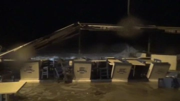 İstanbul Silivri sahilini fırtına vurdu: Dev dalgalar nedeniyle sahildeki iş yerlerini su bastı