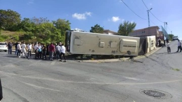 İstanbul'da feci kaza. İETT otobüsü rampada devrildi. Ambulanslar akın etti. Yaralılar var