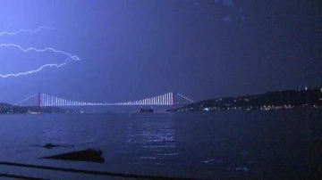 İstanbul'da sağanak yağış: Şimşekler geceyi aydınlattı