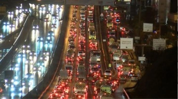 İstanbul'da trafik yoğunluğuna dikkat! Haftanın son iş gününde yoğunluk yüzde 80'i buldu