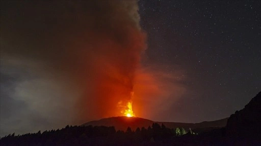 İtalya'da Etna Yanardağı'nda lav akışı meydana geldi