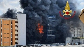 İtalya'da inanılmaz yangın! Bina boydan boya yandı