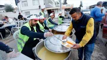 İtalya'dan gelen gurbetçi, depremzede ve gönüllülere yemek dağıtıyor