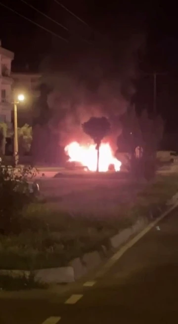 İzmir’de park halindeki otomobil alev topuna döndü
