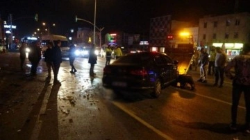 İzmir'de trafik kazası meydana geldi. Çarpışan otomobillerden biri gece kulübüne girdi