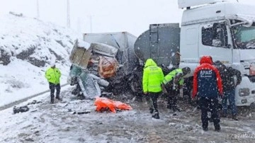 Kar nedeniyle kayganlaşan yolda kaza oldu. Bitlis'teki kazada bir kişi hayatını kaybetti