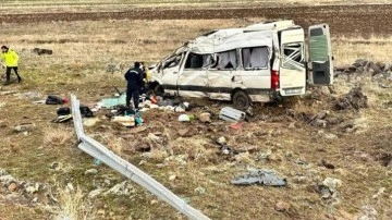 Kayseri'de korkunç kaza: Ölü ve yaralılar var. Yolcu minibüsü şarampole uçtu