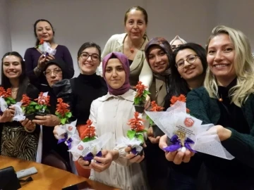 Kepez’in sporcu kadınlarına çiçekli fidanlı tebrik