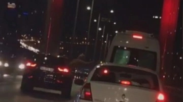 Köprünün ortasında camdan sarkarak şoföre vurmaya kalktı!