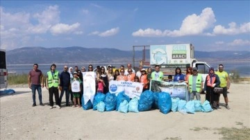 Kuruma tehdidi altındaki Burdur Gölü çevresinde gönüllüler çevre temizliği yaptı