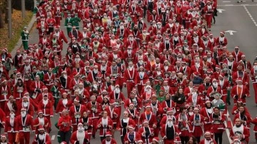 Madrid'de 6 binden fazla kişi Noel Baba kostümüyle koştu
