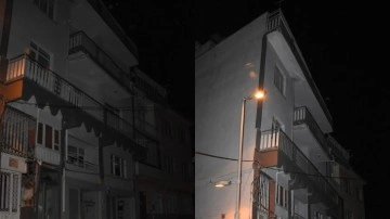 Malatya'da depremlerde ağır hasar gören 4 katlı bina kısmen çöktü