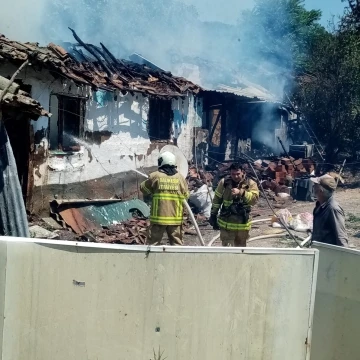Manyas’ta ev yangını: 2 yaralı
