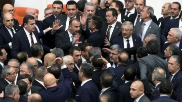Meclis’te yine tansiyon yüksek! AK Parti ve CHP’li vekiller arasında gergin anlar