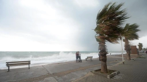 Meteorolojiden bazı bölgeler için fırtına ve fırtınamsı rüzgar uyarısı