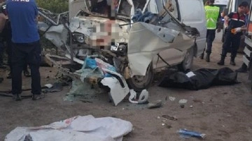 Minibüs ile belediye otobüsü çarpıştı. Adana'daki kazada 3 ölü, 10 yaralı var