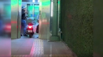 Motosikletiyle engelli asansörüne binen sürücüye ceza kesildi