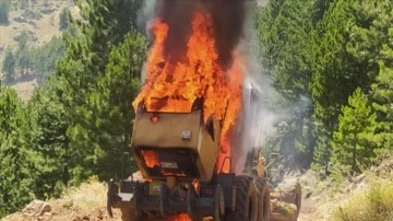 Muğla'da ormanlık alanda alev alan greyderin söndürülme anı hava aracından görüntülendi