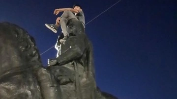 Şanlıurfa'da Atatürk heykeline tırmanan şüpheli 13 yaşındaymış. Valilikten açıklama geldi