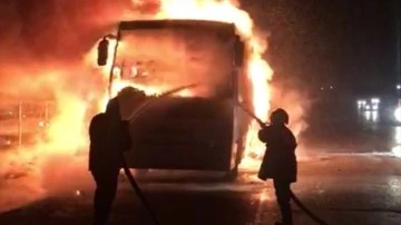Seyir halindeki servis otobüsünde yangın çıktı. Alevler maddi hasara neden oldu