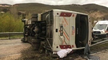 Sivas'ta tur midibüsü devrildi. Yaralanan 10 kişi hastaneye kaldırıldı