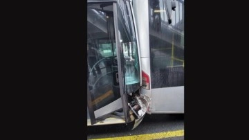 SONDAKİKA! İstanbul'da Küçükçekmece'de iki metrobüs çarpıştı!