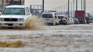 Suudi Arabistan'da şiddetli yağış: Caddeler sular altında kaldı