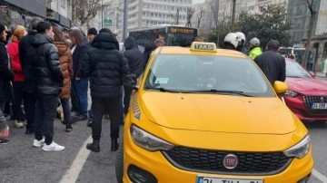 Taksici İstanbul'un göbeğinde yolcusunu hastanelik etti! Suç makinesi çıktı
