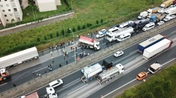 TEM Otoyolu Ankara yönü ulaşıma kapandı! Kamyon devrildi ulaşım felç oldu