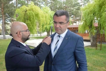 TEMA Vakfı il temsilcisi Demirceylan, Vali Memiş’i ziyaret edip rozet taktı
