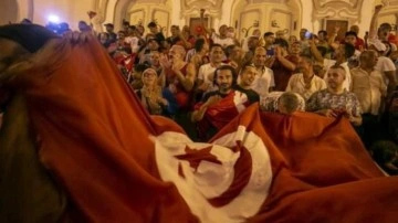 Tunus'ta yeni anayasa yürürlüğe girdi