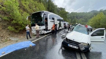 Antalya'da tur otobüsü otomobile çarptı: Bir aile yok oldu