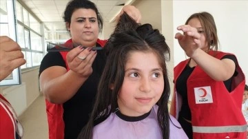 Türk Kızılay'ın gönüllü kuaförlerinden kırsaldaki çocuklara saç bakımı sürprizi