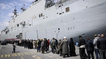 Türkiye'nin en büyük askeri gemisi TCG Anadolu bayrdamda ziyaret akınına uğradı