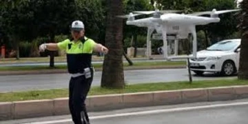 Üstünüzde dron, önünüzde trafik polisi varsa, gaz pedalının altına taş koyun!