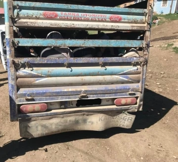 Van’da kamyonet kasasında 35 kaçak göçmen yakalandı
