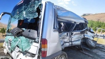 Yolcu otobüsü ile ticari araç çarpıştı: Ölü ve yaralılar var