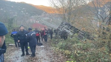 Zonguldak'ta öğrenci servisi şarampole devrildi! 1 ölü, 15 yaralı
